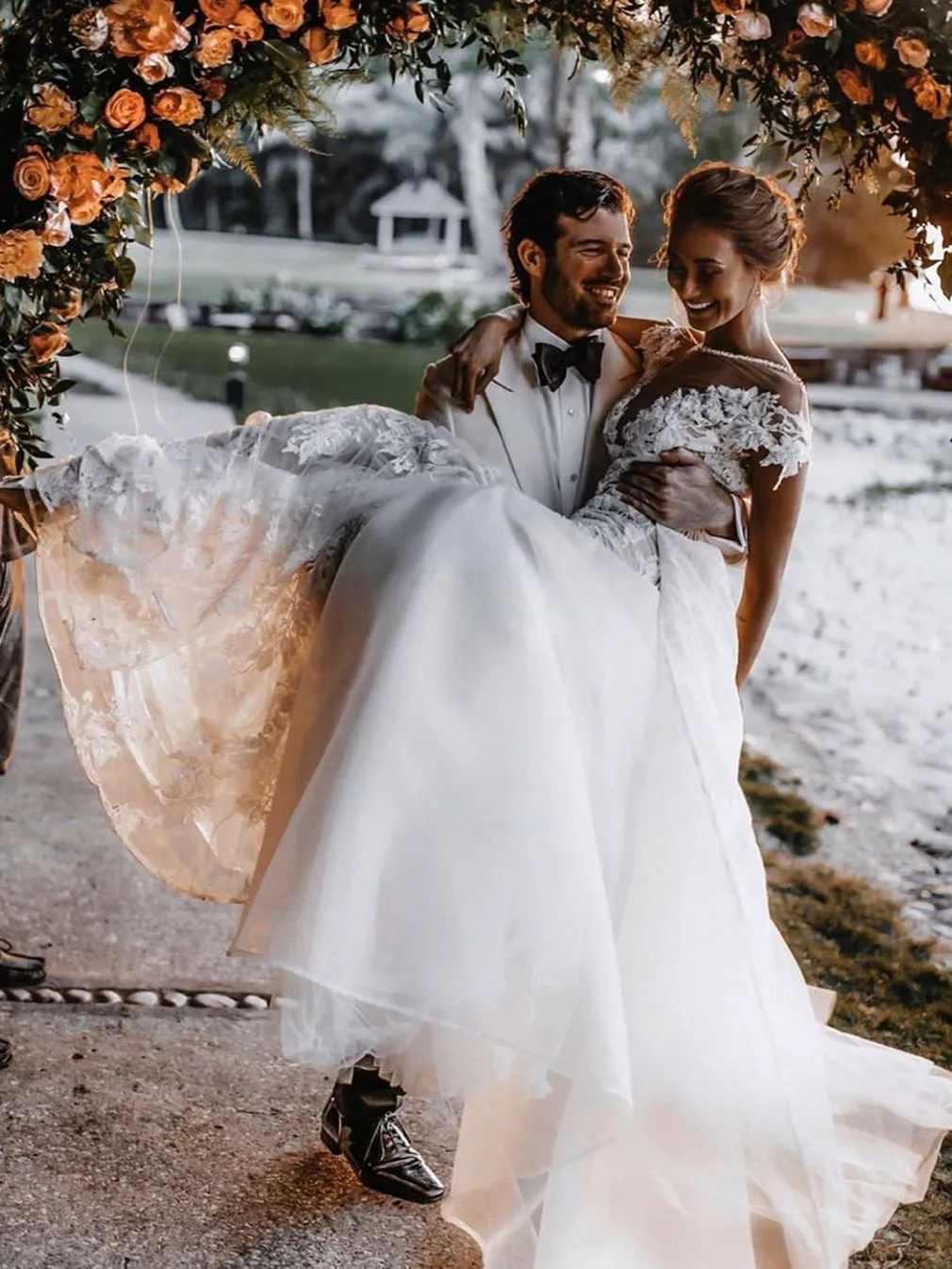 Elegant A-line Wedding Dresses Tulle Appliqued Bridal Gowns WD320