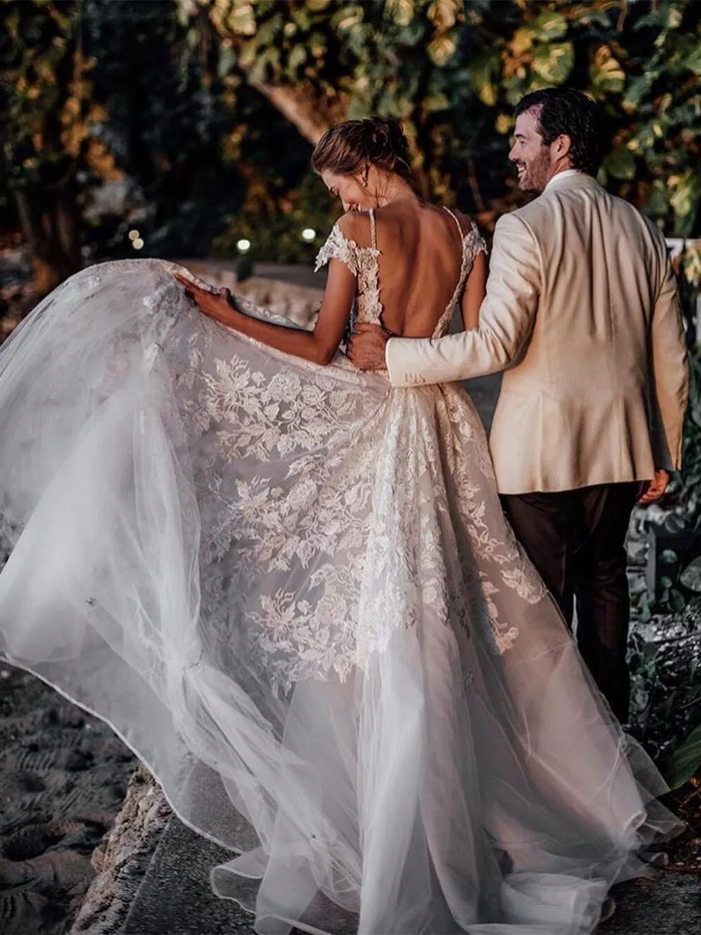 Elegant A-line Wedding Dresses Tulle Appliqued Bridal Gowns WD320